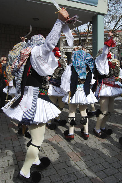 Χορός μπροστά στο Δημαρχείο μετά τη λήψη της άδειας από το Δήμαρχο (Αρχείο Σταύρου Ι. Αρβανιτόπουλου)